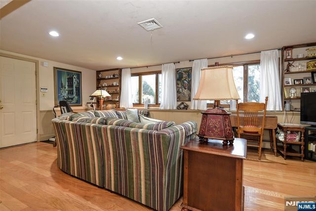 279 West Place, Twp Of Washington, NJ 07676