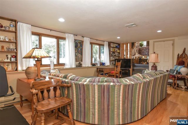 279 West Place, Twp Of Washington, NJ 07676