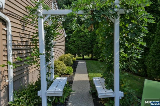 279 West Place, Twp Of Washington, NJ 07676