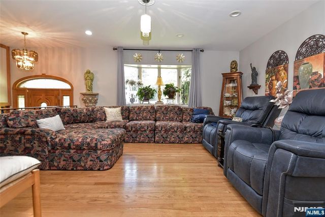 279 West Place, Twp Of Washington, NJ 07676