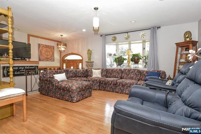 279 West Place, Twp Of Washington, NJ 07676