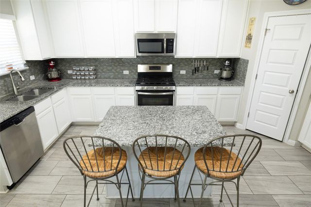 827 Savannah CV, Elgin, TX 78621