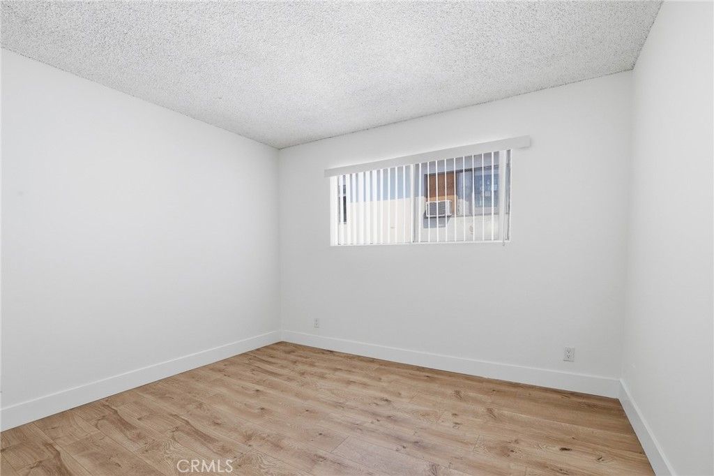 Image 12 of property listing at 13040 Dronfield 23, Sylmar, CA 91342
