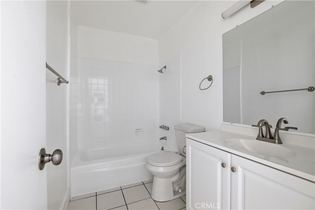 Image 15 of property listing at 13040 Dronfield 23, Sylmar, CA 91342
