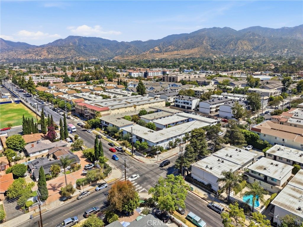 Image 20 of property listing at 13040 Dronfield 23, Sylmar, CA 91342