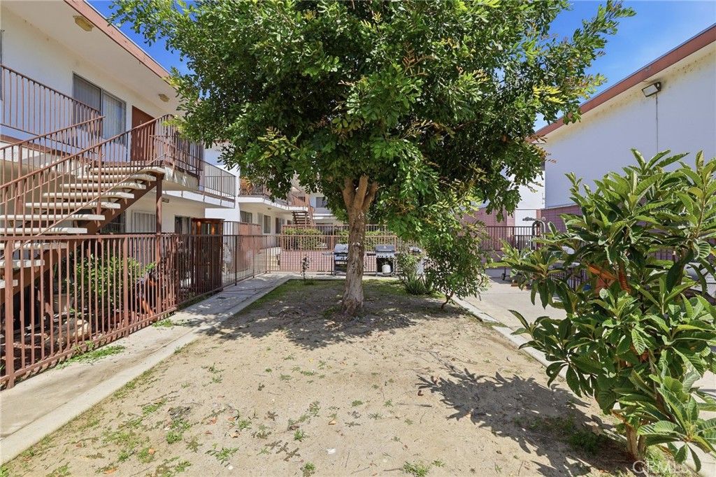 Image 22 of property listing at 13040 Dronfield 23, Sylmar, CA 91342