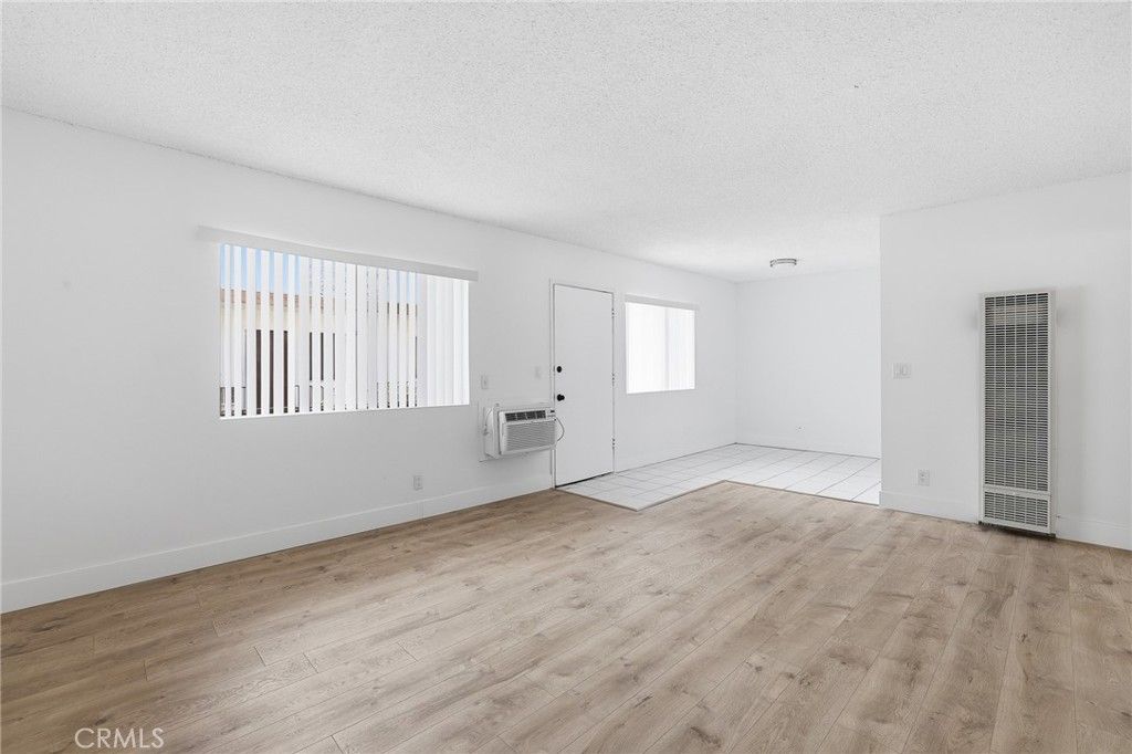 Image 3 of property listing at 13040 Dronfield 23, Sylmar, CA 91342
