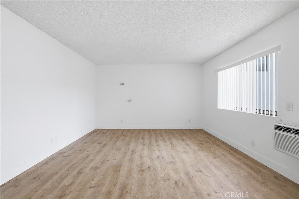 Image 4 of property listing at 13040 Dronfield 23, Sylmar, CA 91342