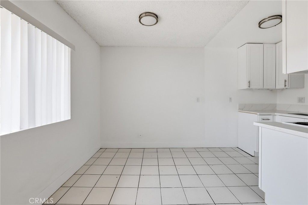 Image 5 of property listing at 13040 Dronfield 23, Sylmar, CA 91342
