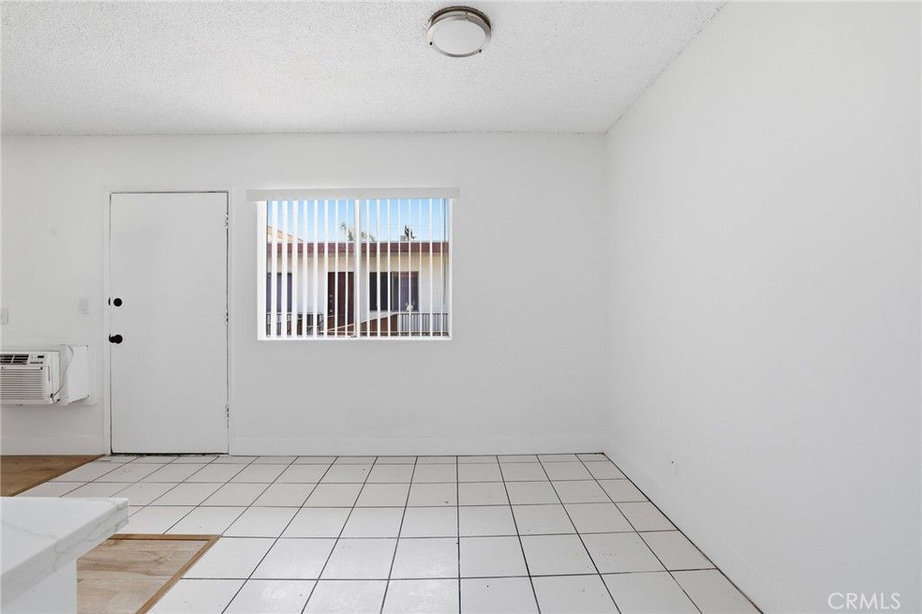 Image 6 of property listing at 13040 Dronfield 23, Sylmar, CA 91342