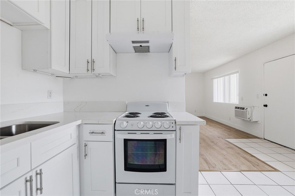 Image 7 of property listing at 13040 Dronfield 23, Sylmar, CA 91342