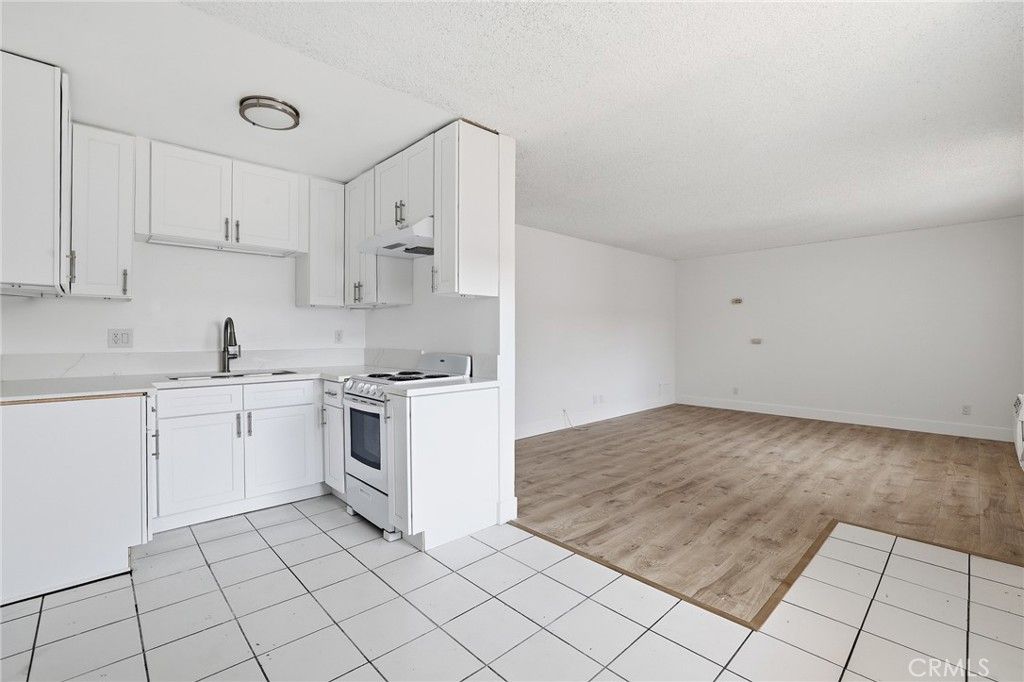 Image 8 of property listing at 13040 Dronfield 23, Sylmar, CA 91342