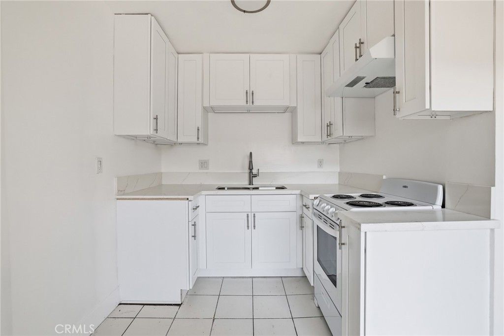 Image 9 of property listing at 13040 Dronfield 23, Sylmar, CA 91342