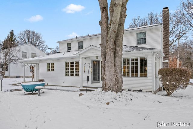 2401 Okemos Drive, Grand Rapids, MI 49506