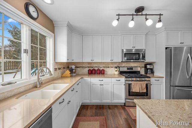 2401 Okemos Drive, Grand Rapids, MI 49506