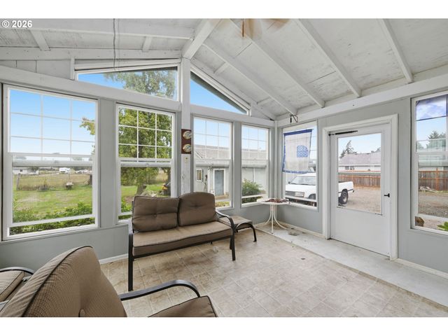 28095 Clear Lake Rd, Eugene, OR 97402