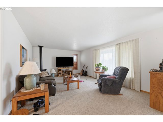 28095 Clear Lake Rd, Eugene, OR 97402