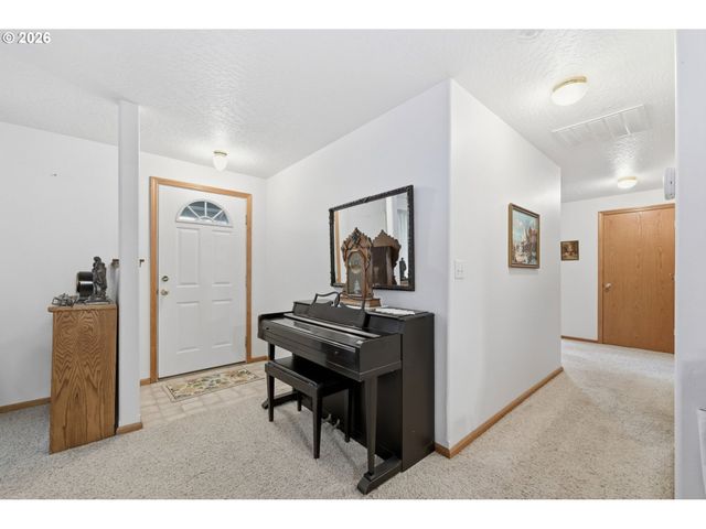 28095 Clear Lake Rd, Eugene, OR 97402