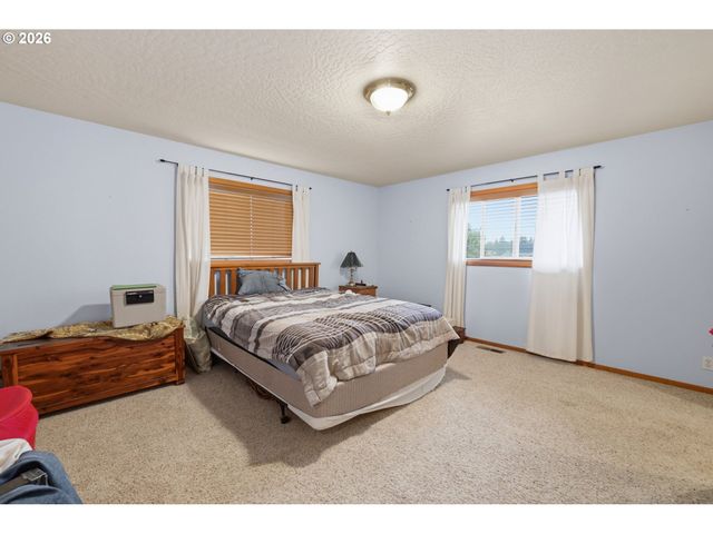 28095 Clear Lake Rd, Eugene, OR 97402