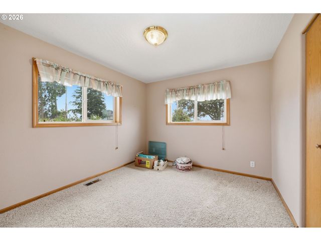 28095 Clear Lake Rd, Eugene, OR 97402