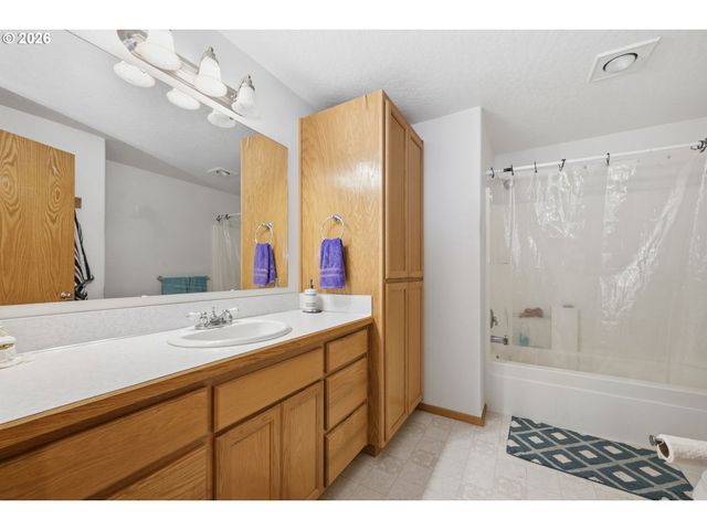 28095 Clear Lake Rd, Eugene, OR 97402