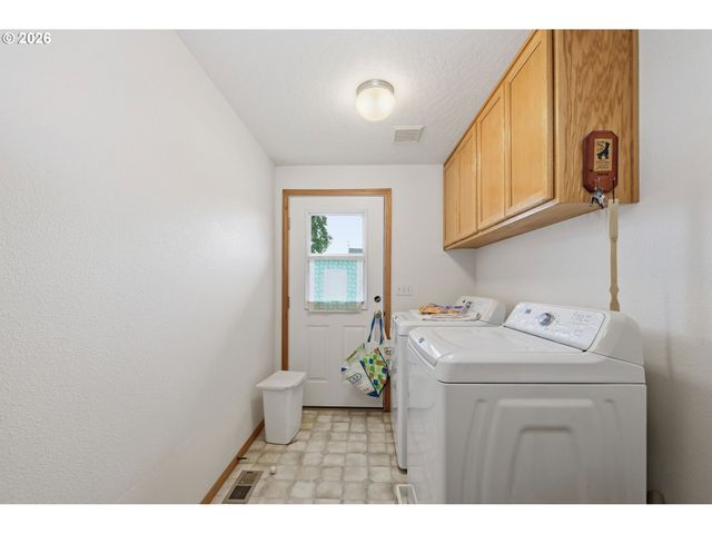 28095 Clear Lake Rd, Eugene, OR 97402
