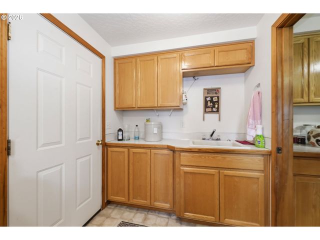 28095 Clear Lake Rd, Eugene, OR 97402