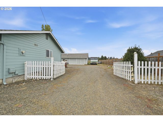 28095 Clear Lake Rd, Eugene, OR 97402