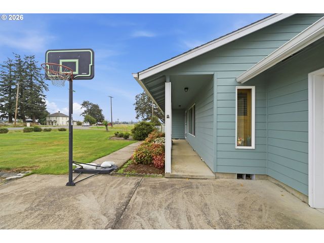 28095 Clear Lake Rd, Eugene, OR 97402