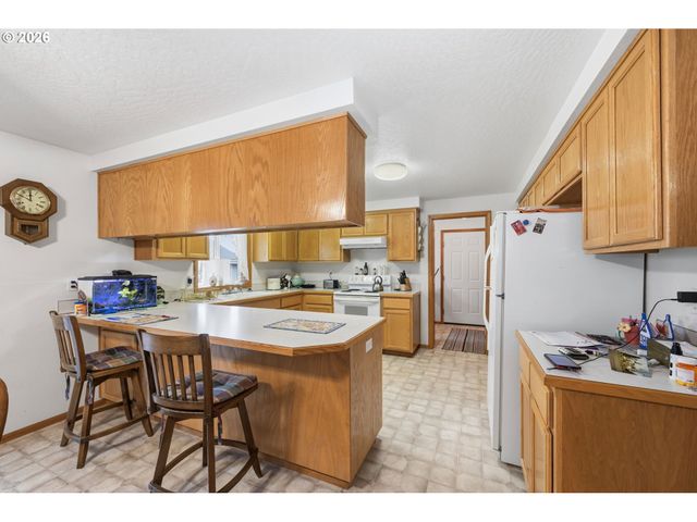 28095 Clear Lake Rd, Eugene, OR 97402