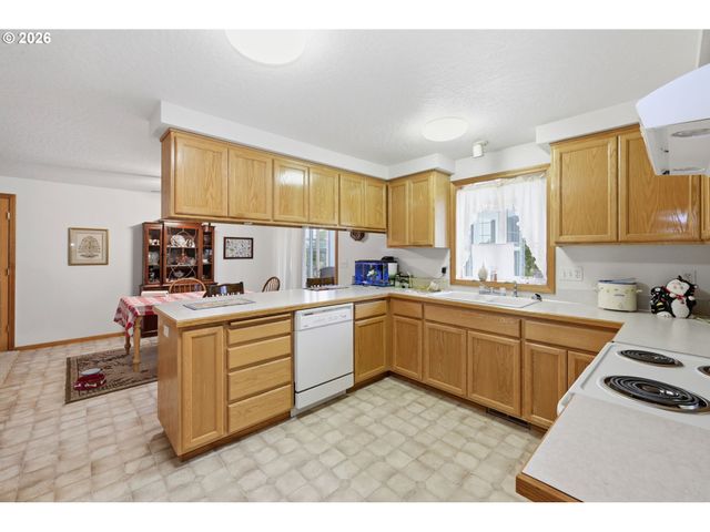 28095 Clear Lake Rd, Eugene, OR 97402