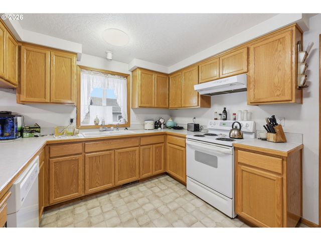 28095 Clear Lake Rd, Eugene, OR 97402