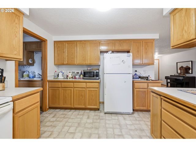 28095 Clear Lake Rd, Eugene, OR 97402