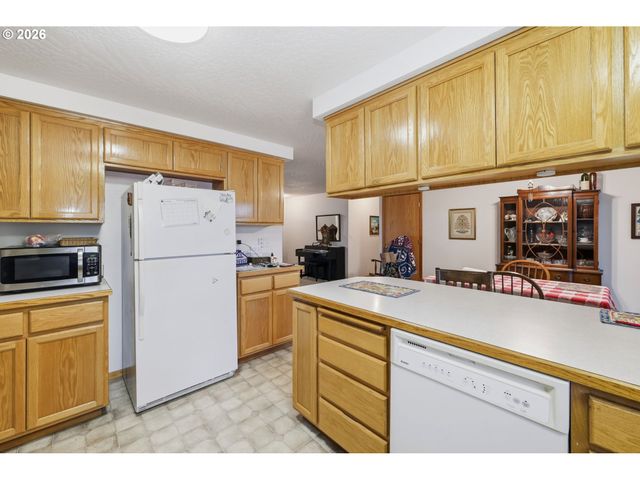 28095 Clear Lake Rd, Eugene, OR 97402
