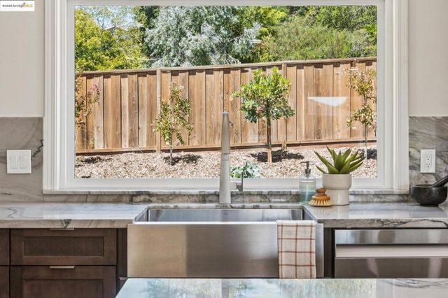 9 YARMOUTH CT, Oakland, CA 94619