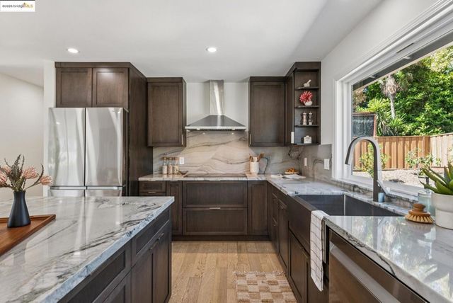 9 YARMOUTH CT, Oakland, CA 94619
