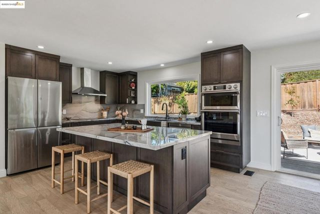 9 YARMOUTH CT, Oakland, CA 94619