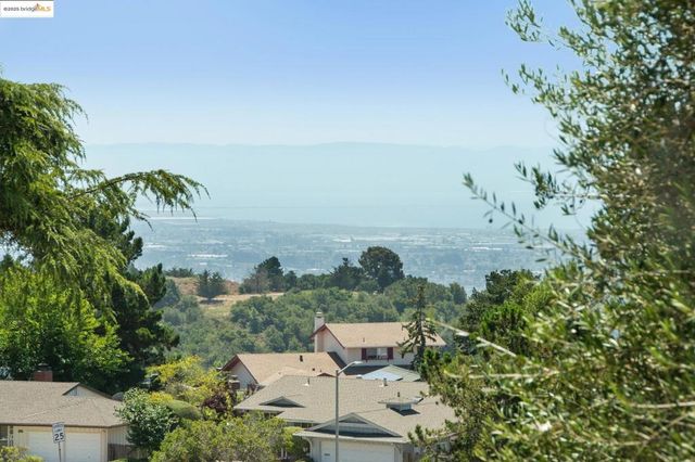 9 YARMOUTH CT, Oakland, CA 94619