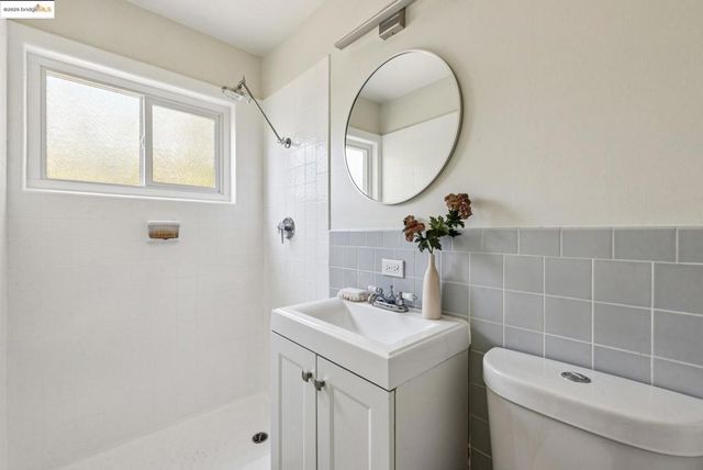 9 YARMOUTH CT, Oakland, CA 94619