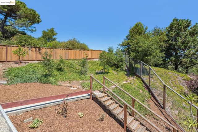 9 YARMOUTH CT, Oakland, CA 94619