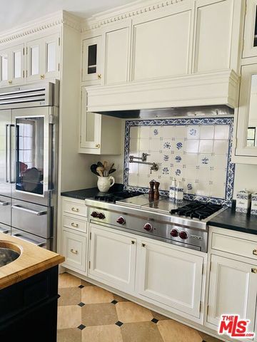 320 Hilgard Avenue, Los Angeles, CA 90024