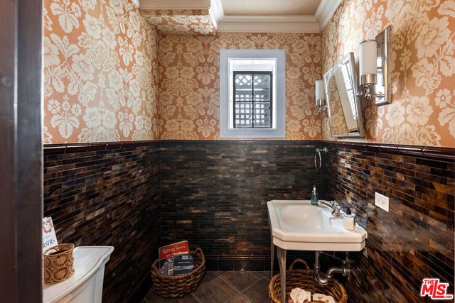 320 Hilgard Avenue, Los Angeles, CA 90024