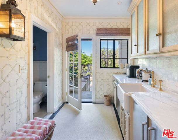 320 Hilgard Avenue, Los Angeles, CA 90024