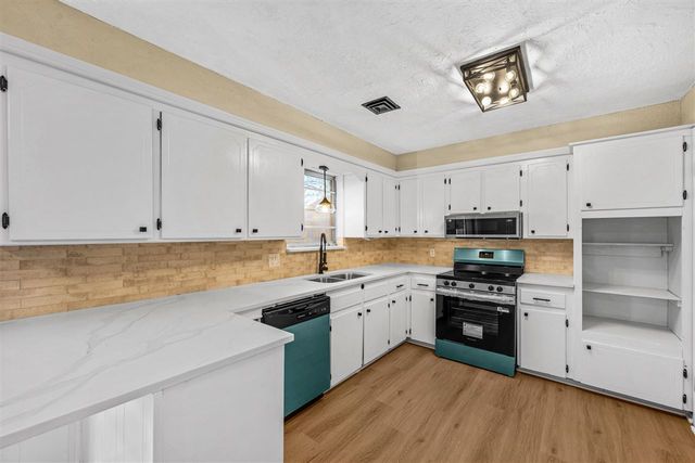 406 NW 75th St, Lawton, OK 73505