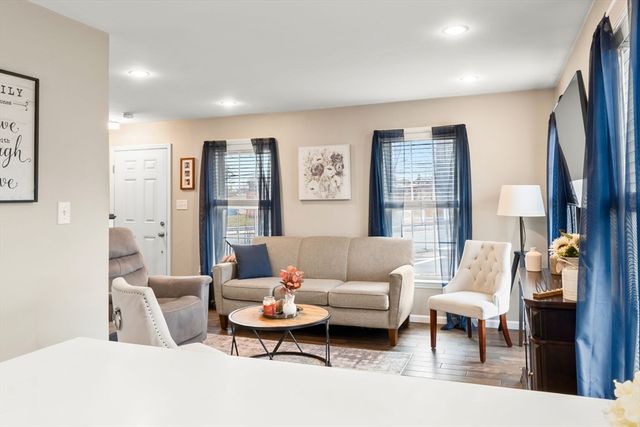 98 Poplar 2, Danvers, MA 01923