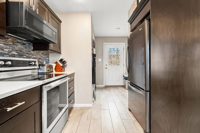 98 Poplar 2, Danvers, MA 01923