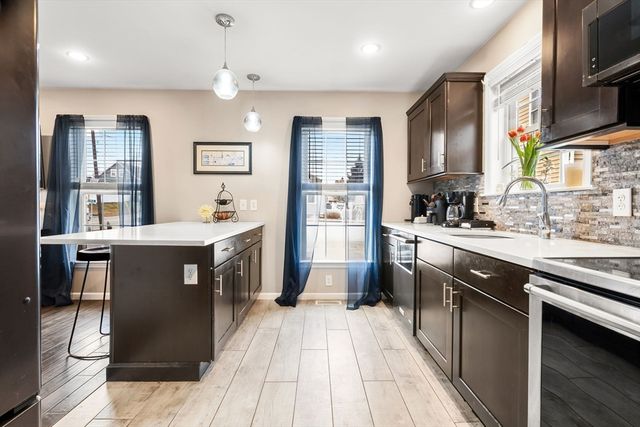 98 Poplar 2, Danvers, MA 01923