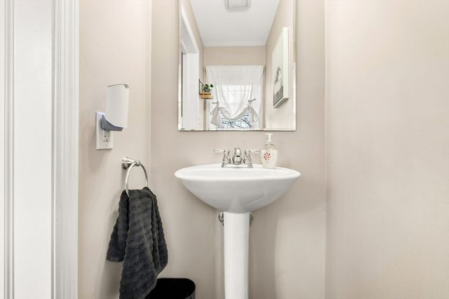 98 Poplar 2, Danvers, MA 01923