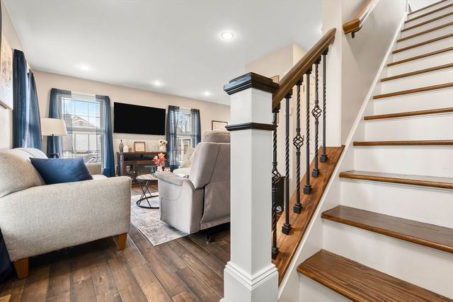 98 Poplar 2, Danvers, MA 01923