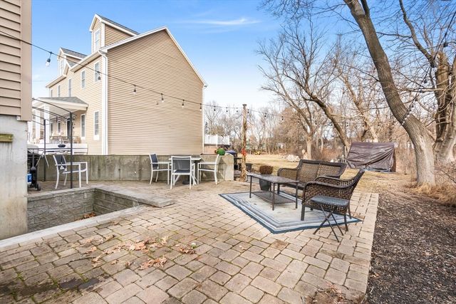 98 Poplar 2, Danvers, MA 01923